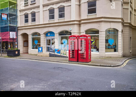 Zwei traditionellen roten Telefonzellen vor Barclays Eagle Lab start Nabe in der Victoria Street, Douglas, Isle of Man Stockfoto