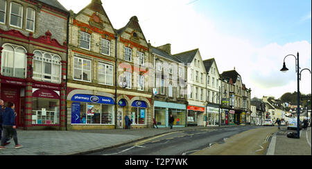 Den Blick von der Hauptstraße (Fore Street) in der Stadt von Okehampton mit Geschäften, South Devon, England, Großbritannien Stockfoto