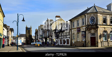 Den Blick von der Hauptstraße (Fore Street) in der Stadt von Okehampton mit Turm von St. James Kapelle am Ende, South Devon, England, Großbritannien Stockfoto