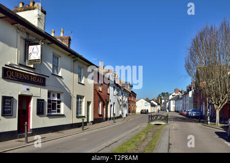 Queens Head Public House und Straße im Zentrum von Tiverton, South Devon, Großbritannien Stockfoto