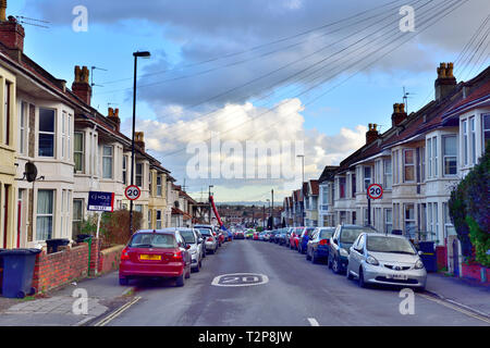 Auf der Suche nach Street terrassenförmig Bay windowed suburban Häuser in Filton mit 20 km/h Geschwindigkeit Zeichen, Vorort von Bristol, England, Großbritannien Stockfoto