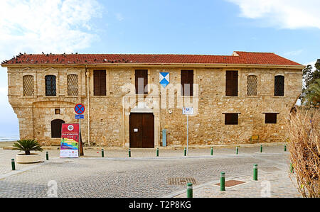 LARNACA, ZYPERN - MÄRZ 03, 2019: Larnaca Burg auf finikoudes Boulevard Stockfoto