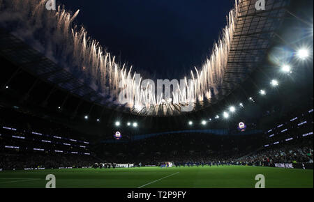 Ein Feuerwerk vor Kick off während der Premier League Match an der Tottenham Hotspur Stadium, London. Stockfoto