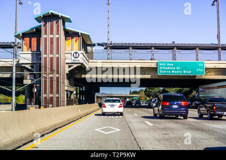 März 16, 2019 Pasadena/CA/USA - Autos fahren auf einer der Autobahnen, die durch die Stadt und vorbei unter einer U-Bahn Station in der Nähe der Innenstadt Stockfoto