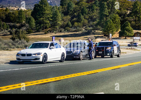 März 17, 2019 Idyllwild/CA/USA-Autos auf der rechten Seite der Straße von der Highway Patrol angehalten Stockfoto