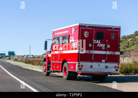 März 19, 2019 San Diego/CA/USA - Fire Engine auf der Seite der Straße geparkt Stockfoto