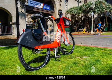 März 19, 2019 San Diego/CA/USA - Springen e-bikes im Balboa Park geparkt; springen Bikes ist ein Dock weniger Elektrofahrrad sharing System erworben durch Stockfoto