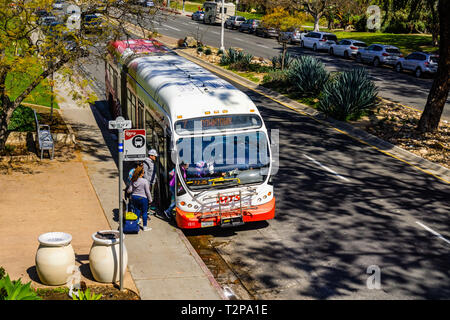 März 19, 2019 San Diego/CA/USA - Leute, die in einem Bus im Balboa Park stoppen Stockfoto