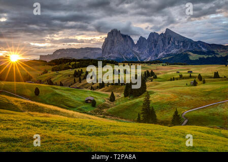Die wunderschöne Alpe di Suisi/Seiser Alm ist eine atemberaubende Höhen Wiese, die größte in Europa, es auf die italienischen Dolomiten liegt Stockfoto