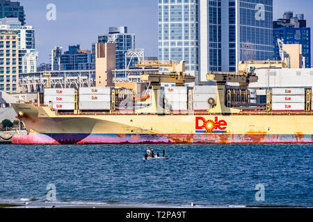 März 19, 2019 San Diego/CA/USA - Dole Frachtschiff am Ufer der Bucht von San Diego angedockt Stockfoto