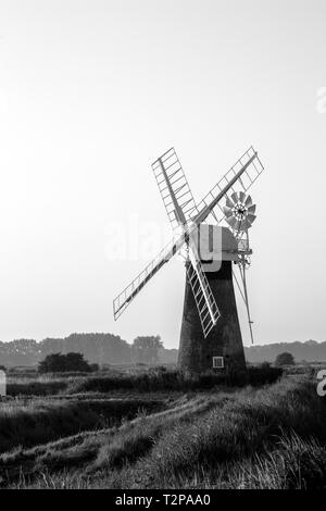 Thurne, Norfolk, Großbritannien, 19. Juli 2016 - Übersicht Thurne Windpump auf der Norfolk Broadlands, das ursprünglich gebaut wurde das Wasser um die nassen Flächen zur Pumpe Stockfoto