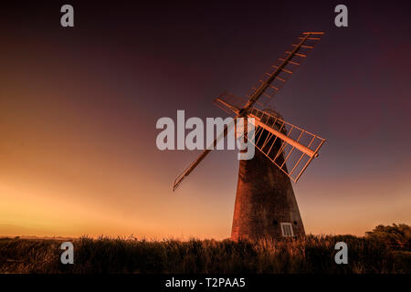 Thurne, Norfolk, Großbritannien, 19. Juli 2016 - Übersicht Thurne Windpump auf der Norfolk Broadlands, das ursprünglich gebaut wurde das Wasser um die nassen Flächen zur Pumpe Stockfoto