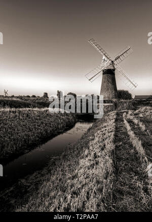 Thurne, Norfolk, Großbritannien, 19. Juli 2016 - Übersicht Thurne Windpump auf der Norfolk Broadlands, das ursprünglich gebaut wurde das Wasser um die nassen Flächen zur Pumpe Stockfoto