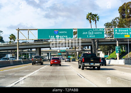März 19, 2019 San Diego/CA/USA - Fahrt in Richtung Los Angeles durch starken Verkehr an einem sonnigen Tag Stockfoto
