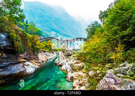 Die einzigartige Ponte dei Salti Römische Brücke liegt in der Schweiz nicht weit von der italienischen Grenze entfernt. Stockfoto