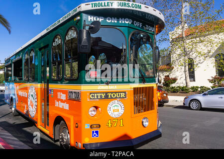 März 19, 2019 San Diego/CA/USA - Hop on/Hop off Obus, die Leute auf eine Stadtrundfahrt durch San Diego Stockfoto