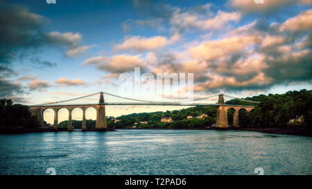 Menia, Wales, Großbritannien, 5. September 2016, zeigt die Menai Suspension Bridge, die durch Thomas Telford entworfen und 1826 fertiggestellt und ist eine Klasse I Li Stockfoto