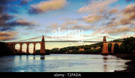 Menia, Wales, Großbritannien, 5. September 2016, zeigt die Menai Suspension Bridge, die durch Thomas Telford entworfen und 1826 fertiggestellt und ist eine Klasse I Li Stockfoto