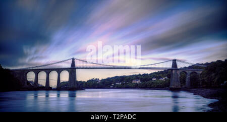 Menia, Wales, Großbritannien, 5. September 2016, zeigt die Menai Suspension Bridge, die durch Thomas Telford entworfen und 1826 fertiggestellt und ist eine Klasse I Li Stockfoto