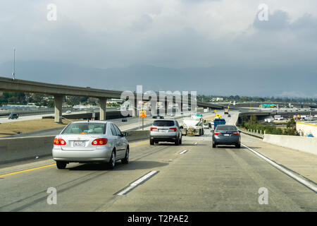 März 20, 2019 Los Angeles/CA/USA - Fahrt in Richtung Los Angeles an einem bewölkten Tag Stockfoto