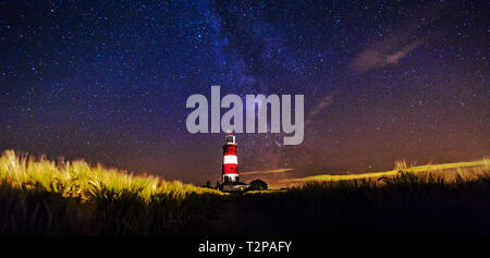 Happisburgh, Norfolk, Großbritannien, 28. Juli 2016 - Übersicht Happisburgh Lighthouse in der Nacht mit dem MILKYWAY an der nördlichen Küste von Norfolk, der verwendet wird, um die cl zu Licht Stockfoto