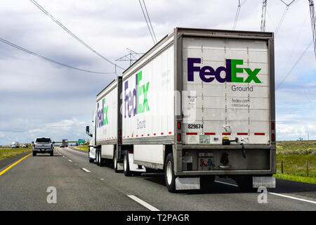 März 20, 2019 Buttonwillow/CA/USA - FedEx Ground Lkw fahren auf der Autobahn Stockfoto