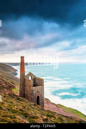 Die Towanroath Bergwerkstollen bei Wheal Coates, auf dem die hl. Agnes Küste in Cornwall, gibt diese Epische Komposition mit der schönen robusten Cornwall Stockfoto