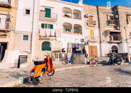 Bari, Italien - 8. März, 2019: Junge Männer die Zeit in ein Quadrat in der italienischen Stadt Bari. Stockfoto