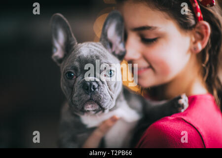 Mädchen umarmt Hund Stockfoto