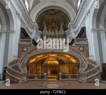 Napoli, die Basilika Santa Maria della Sanità, l'imponente Salita all'altare Maggiore paleocristiana sovrasta La cripta di accesso alle catacombe Stockfoto