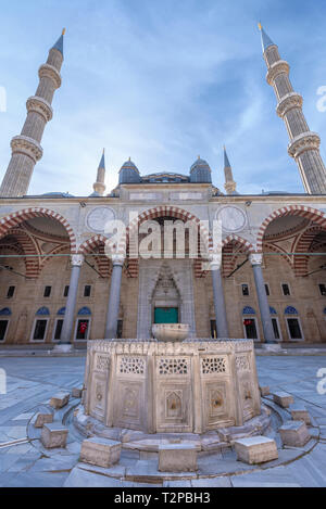 Innenhof der Selimiye-Moschee in Edirne, Türkei. UNESCO-Weltkulturerbe. Die Moschee wurde von Sultan Selim II. architekten Mimar Sinan in Betrieb genommen Stockfoto