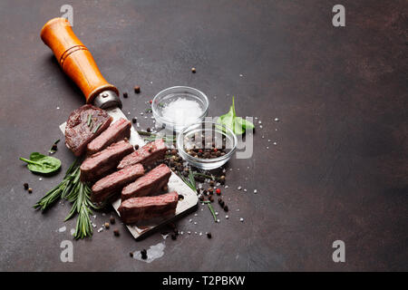 Top Blade oder Denver gegrilltes Steak über Fleisch Metzgermesser. Mit Platz kopieren Stockfoto