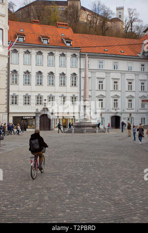 Menschen Radfahren und zu Fuß auf der Straße Stockfoto