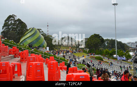 Dalat, Vietnam - 24. Dezember 2017. Die Menschen sehen die Hauptbühne als Zubereitungen sind für die eröffnungsgala der 2017 Dalat internationale Blume gemacht Stockfoto