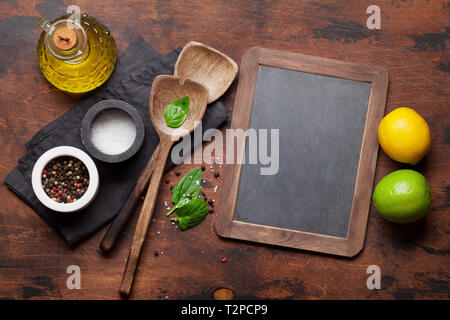 Kochen Holz- Utensilien, Gewürze Gewürze auf hölzernen Küchentisch. Essen kochen Vorlage Konzept. Ansicht von oben mit der Tafel für Ihren Text. Wohnung La Stockfoto