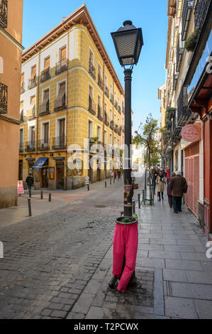 Street Scene mit alternativen Anlagen Behälter, in der Malasaña Viertel von Madrid, Spanien. Stockfoto