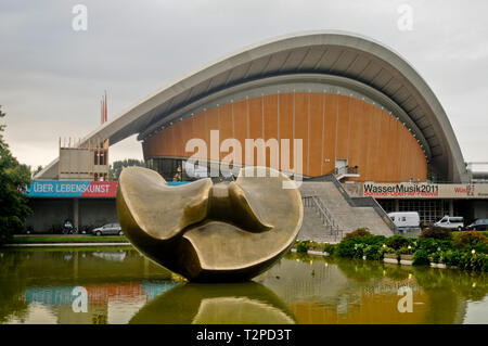 Haus der Kulturen der Welt" (Haus der Kulturen der Welt), mit der Henry Moore Skulptur in der Front. Berlin, Deutschland Stockfoto