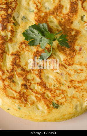Tortilla de patatas con Chorizo y Cebolla. - Omelette mit Chorizo ​​and Zwiebel. Stockfoto