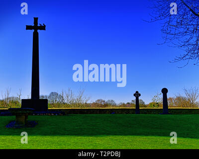 Keltische Kreuze außerhalb Durham Cathedral gegen deep blue sky Stockfoto