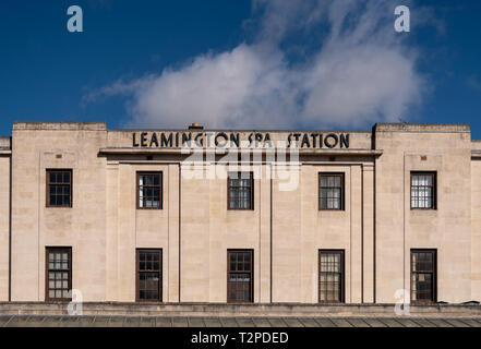 Royal Leamington Spa, Großbritannien - 17 März 2019: Der Eingang zum Bahnhof Leamington Spa auf alten Warwick Road. Stockfoto