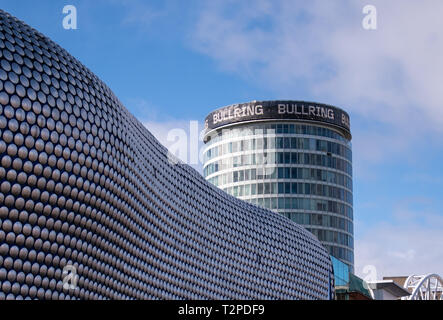 Birmingham, England - 17. März 2019: Zwei der berühmtesten architektonischen Wahrzeichen von Birmingham, die Rotunde und Selfridges, wie aus Moor Street S gesehen Stockfoto