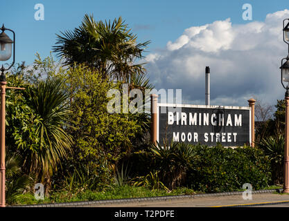 Birmingham, England - 17. März 2019: Der viktorianische Stil station Zeichen in Birmingham Moor St Bahnhof Stockfoto