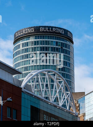 Birmingham, England - 17. März 2019: Der berühmte Rotnda Gebäude - ein Wahrzeichen von Birmingham, als von Moor Street Station gesehen Stockfoto