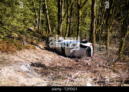 Zerstörtes Auto an der Norrish Creek Forest Service Road in Dewdney, Mission, British Columbia, Kanada Stockfoto