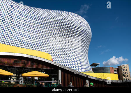 Birmingham, England - 17. März 2019: Blick auf zwei architektonische Land Marken von Birmingham - Selfridges Gebäude und die Stierkampfarena, in Park Stree Stockfoto