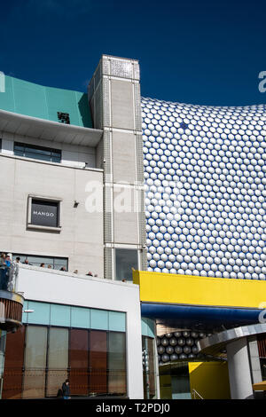 Birmingham, England - 17. März 2019: Blick auf zwei architektonische Land Marken von Birmingham - Selfridges Gebäude und die Stierkampfarena, in Park Stree Stockfoto