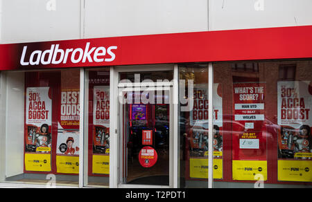 Birmingham, England - 17. März 2019: Der Eingang zum Ladbrokes Buchmacher in Hurst Straße Stockfoto