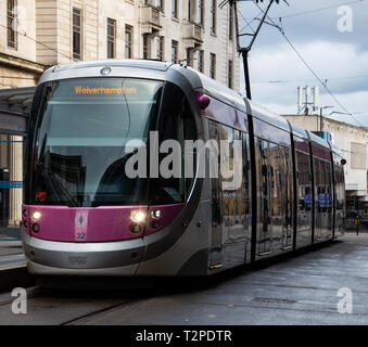 Birmingham, England - 17. März 2019: Die Straßenbahn von Birmingham nach Wolverhampton stand an der Haltestelle im Bull Street Stockfoto