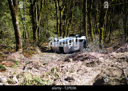 Zerstörtes Auto an der Norrish Creek Forest Service Road in Dewdney, Mission, British Columbia, Kanada Stockfoto