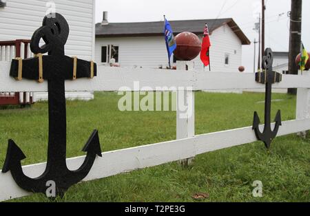 White Fence mit schwarzem Holz Anker Stockfoto